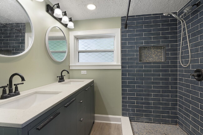 Building Photo - FLEXIBLE LEASE OPTIONS. CHARMING RENOVATED TWO BEDROOM TWO BATHROOM BUNGALOW JUST MINUTES TO DOWN...