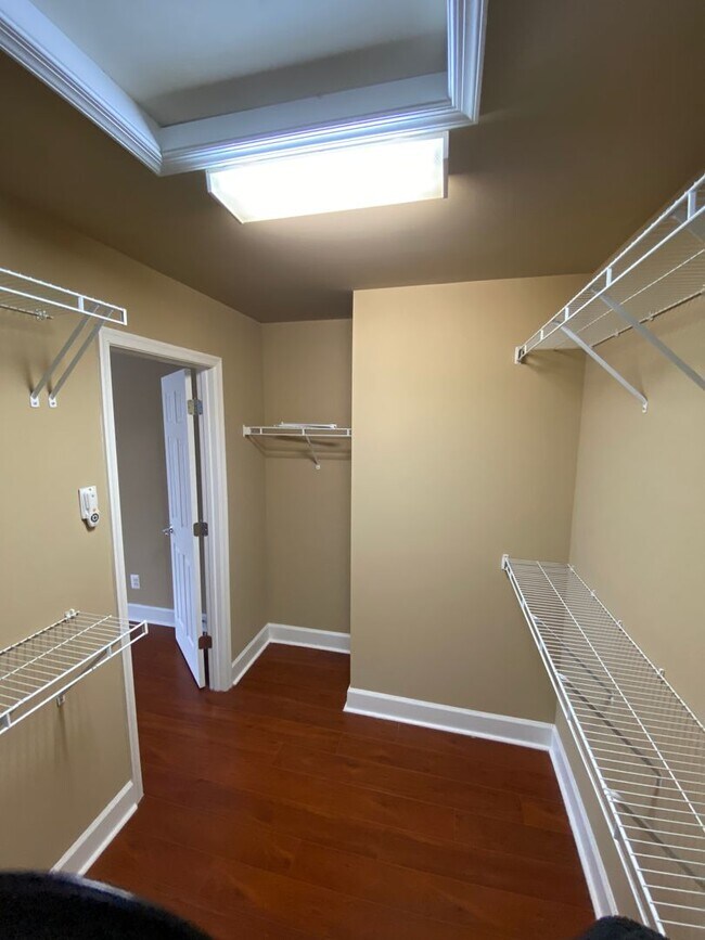 Building Photo - Bright and Spacious End Unit Townhouse in ...