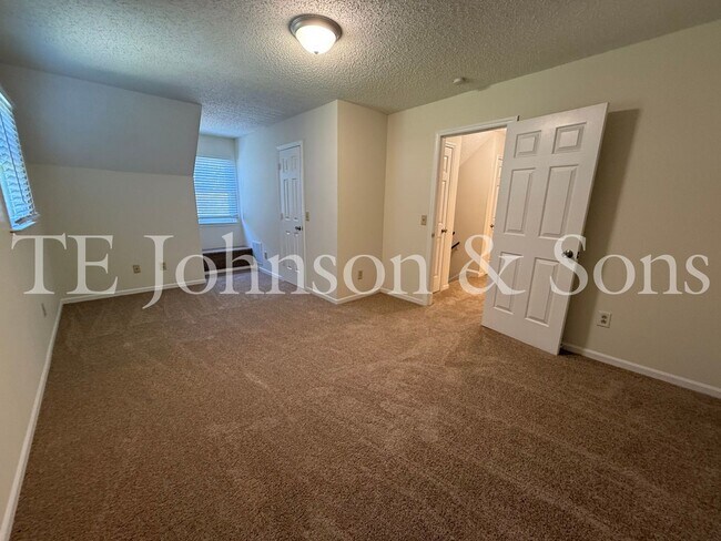 Building Photo - Charming 3-Bedroom Home with Spacious Yard...