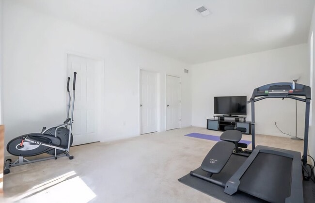 Building Photo - Spacious End-Unit Townhome for Rent in Mer...