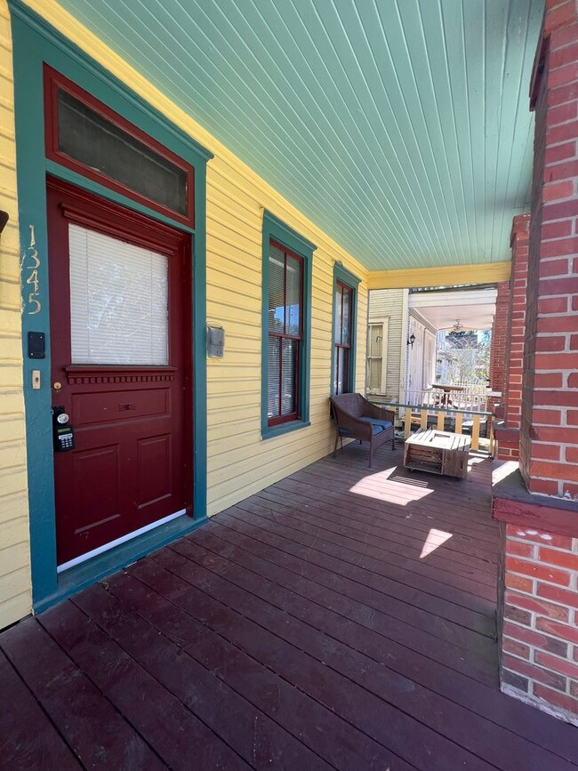 Building Photo - 2/1 Available now in the Downtown area!