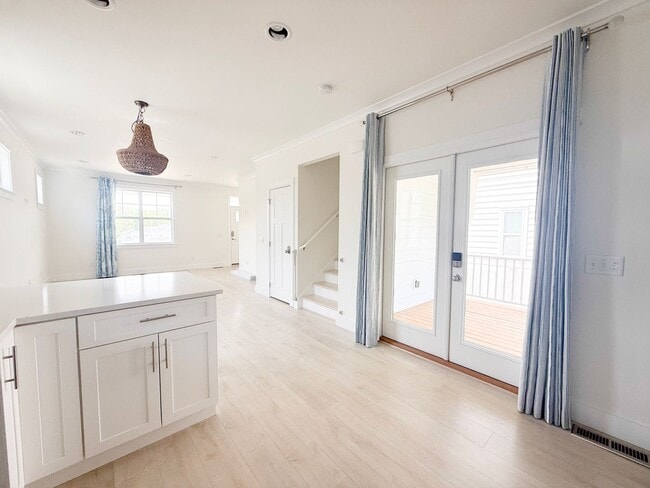 Building Photo - Pet-Friendly 3-Bedroom Home with Bright, Airy Coastal Style