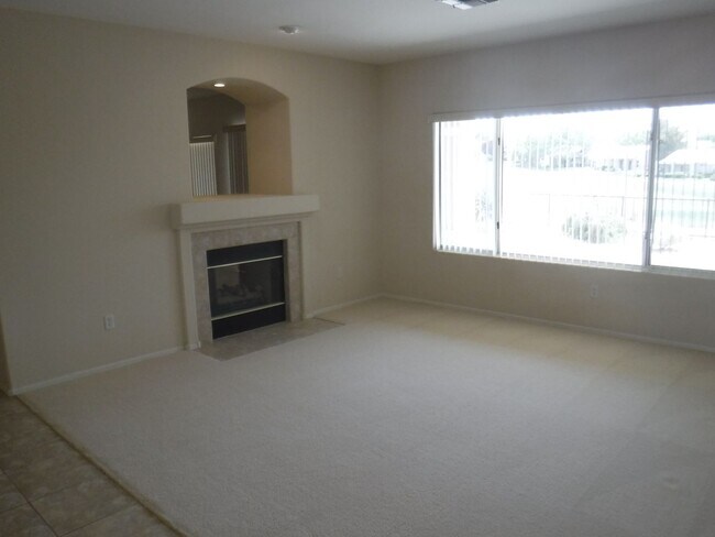 Building Photo - Sun City Anthem home right on the golf course!