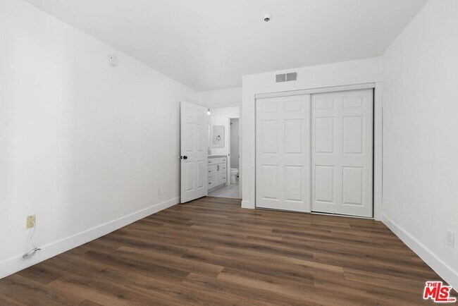 Building Photo - 10960 Ashton Ave