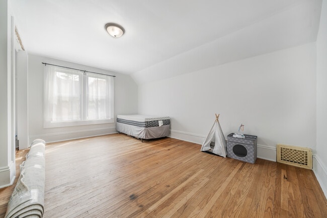 Building Photo - 1436 W Prospect Ave