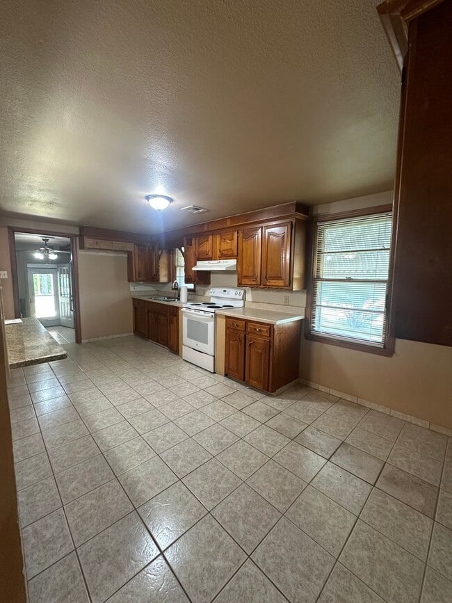 Building Photo - 16881 Beau-Kay Dr