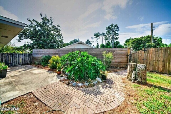 Building Photo - 350 Greenwood Cir