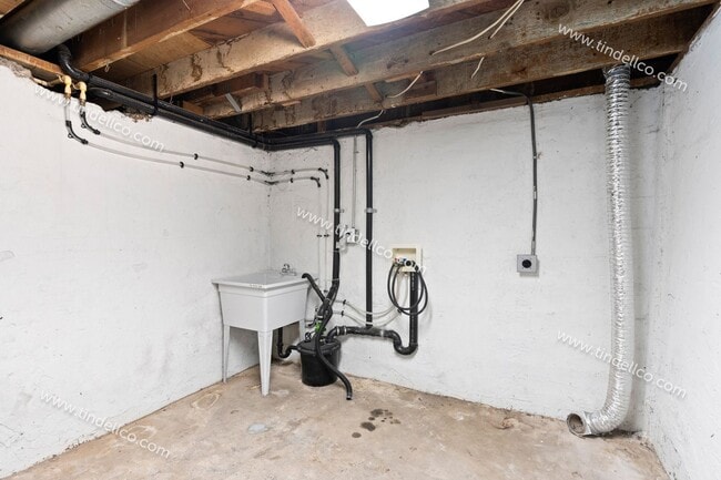 Building Photo - Darling 2 Bedroom North Tabor Home With Of...