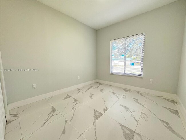 Building Photo - 2518 NW 9th Pl