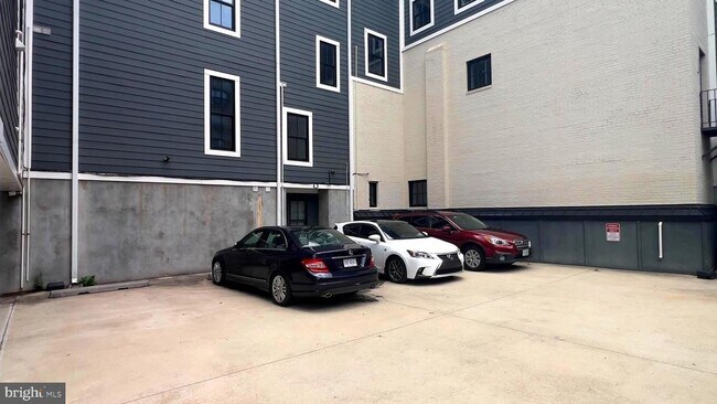 Building Photo - 1209 G St SE