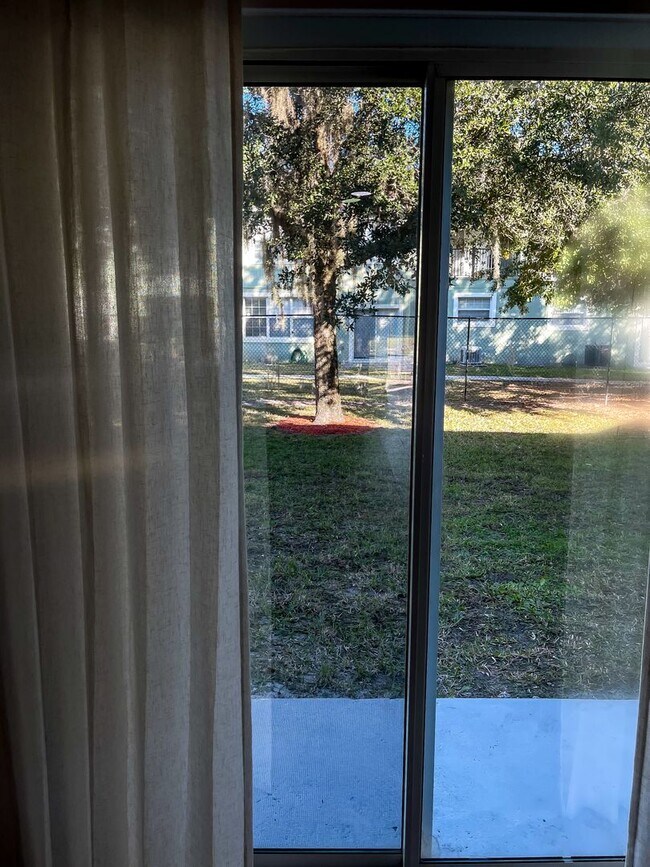 Building Photo - Beautiful Townhouse