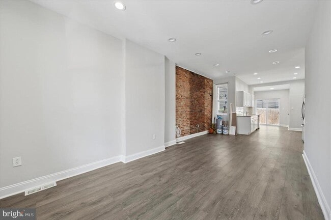 Building Photo - 2835 W Montgomery Ave