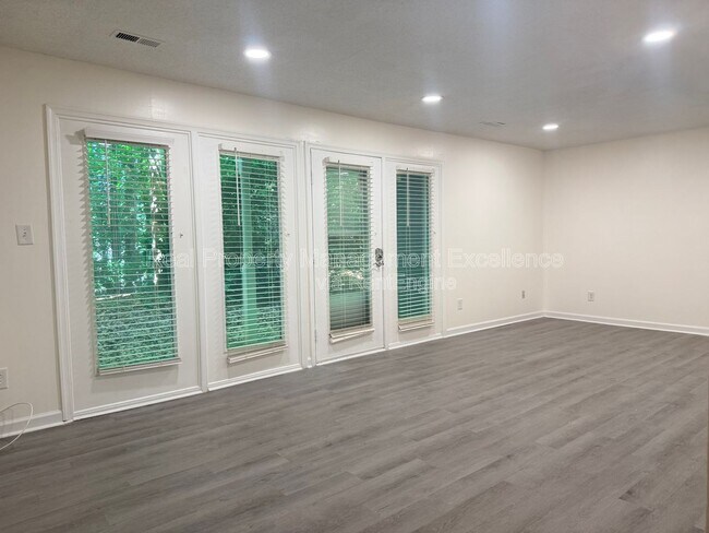 Building Photo - 1330 Park Glen Dr