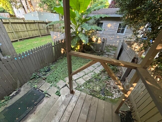 Building Photo - 2127 Grinstead Dr