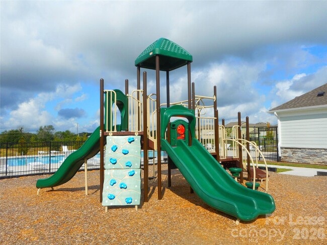 Building Photo - 3058 Eastcott Ave