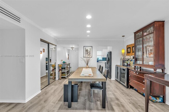 Building Photo - 805 W Oakland Park Blvd