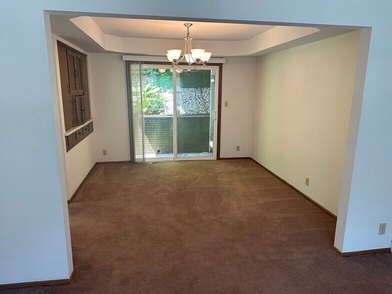 Building Photo - 1331 Martha Washington Dr