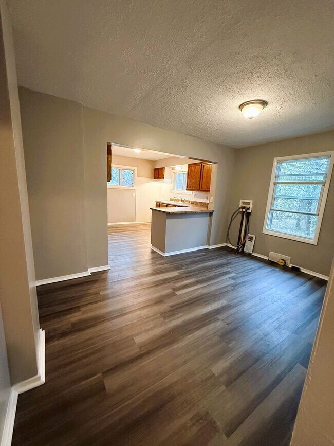 Building Photo - Spacious 3 Bedroom Rental in Florissant - Located on a cul-de-sac!