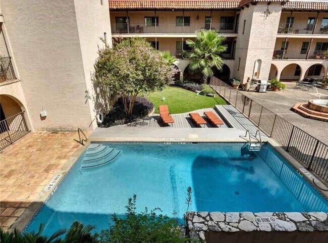 Building Photo - 505 W 7th St