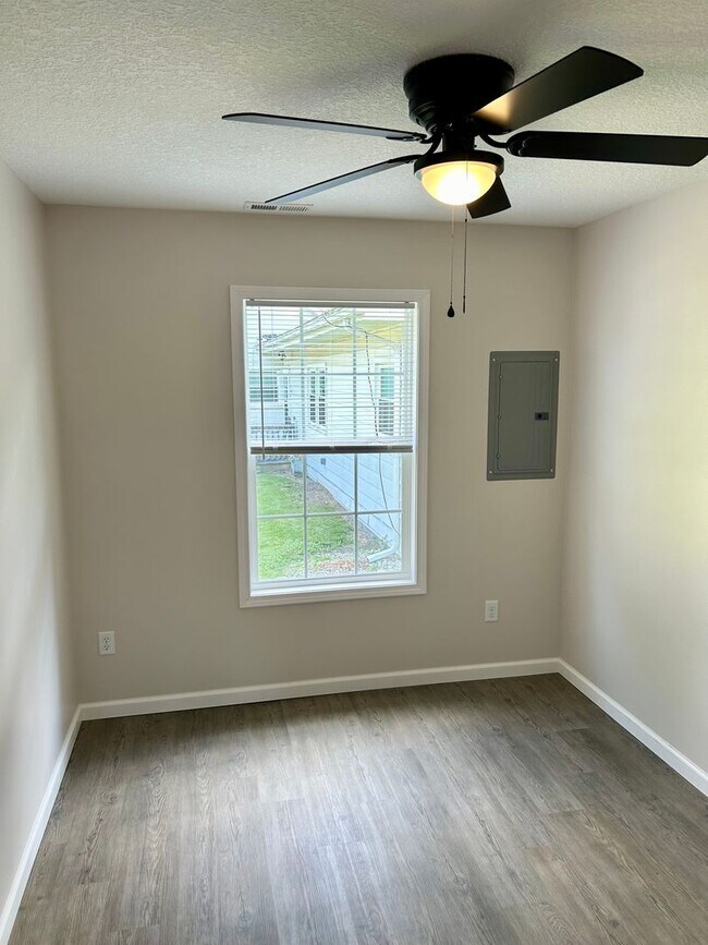 Building Photo - 530/532 S Oak