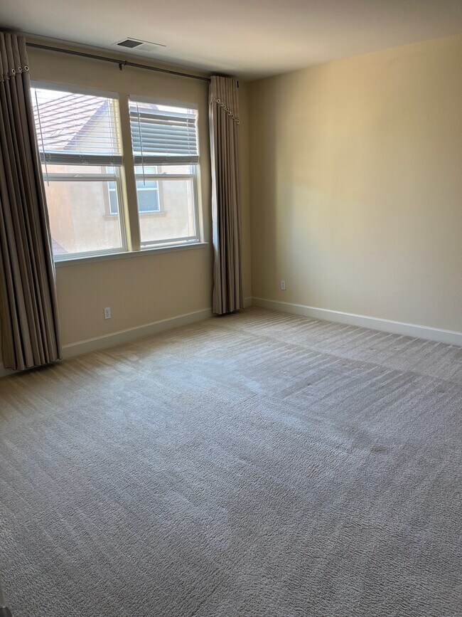 Building Photo - 1252 Water Lily Way