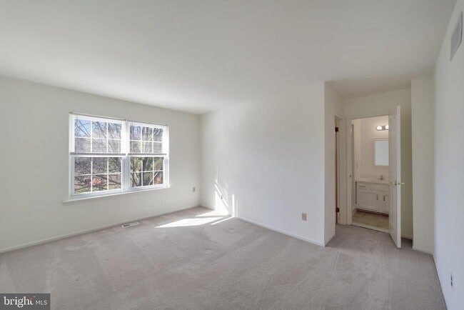 Building Photo - 10 Liberte Ln