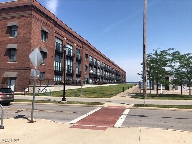 Building Photo - 401 W Shoreline Dr