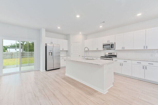 Building Photo - Bright & Spacious Living in Charleston’s G...