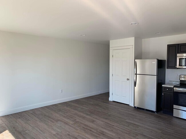 Building Photo - 802/804 W 3RD