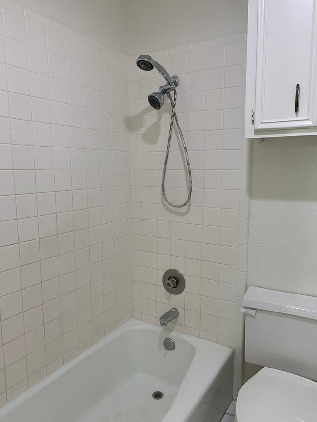 Building Photo - Updated Duplex in the Heart of Shopping an...