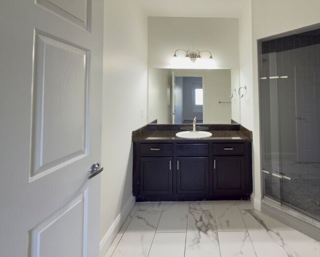 Building Photo - Beautiful Ranch 2 bed/2 bath Condominium