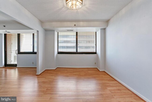 Building Photo - 1805 Crystal Dr