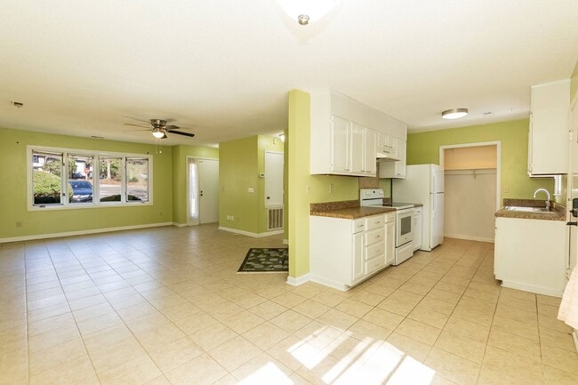 Building Photo - One Bedroom Home!