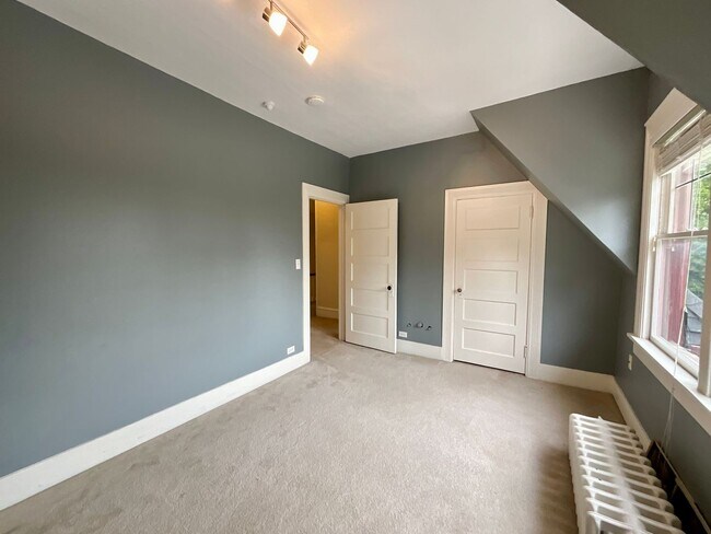 Building Photo - $500 Move In Special - Beautiful 3-bedroom...