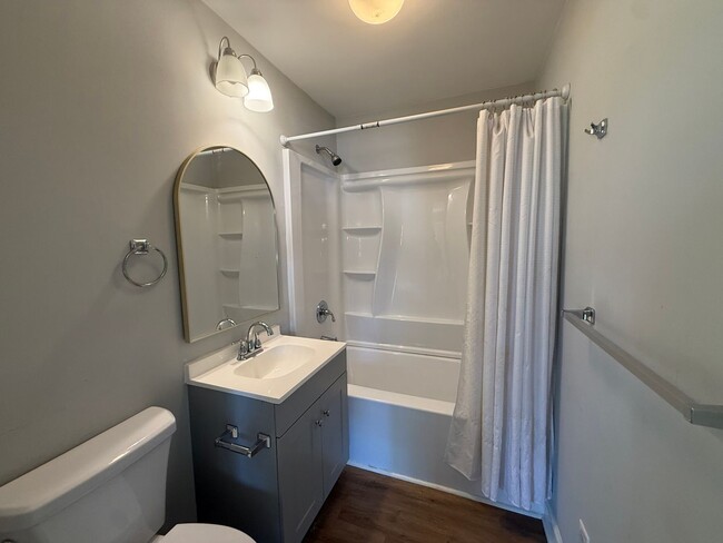 Building Photo - 2/1 Home Available Now!