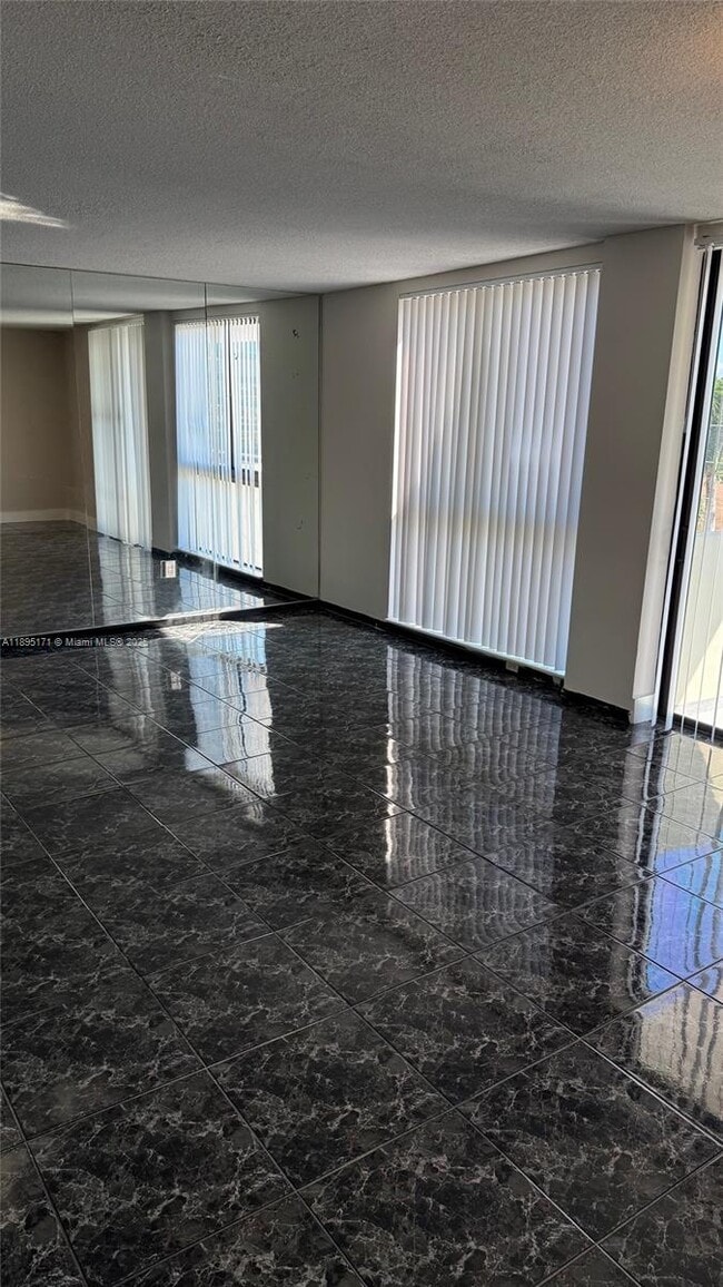 Building Photo - 9800 W Bay Harbor Dr