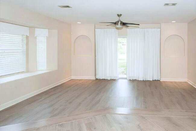 Building Photo - $250 Off First Month's Rent!!