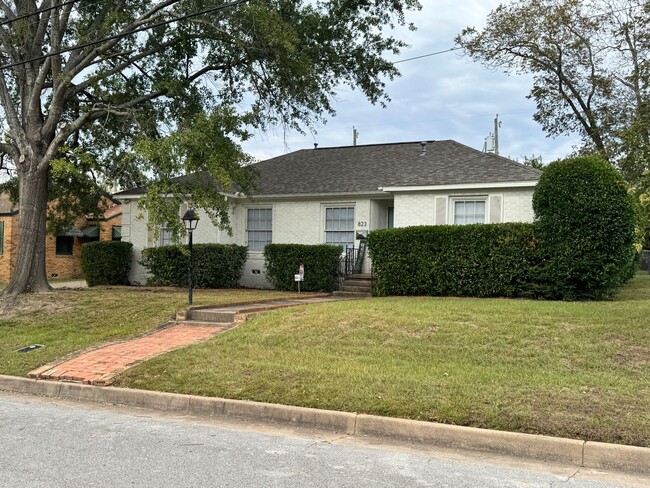 Building Photo - 823 W. Fifth Street