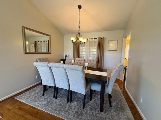 Building Photo - AVAILABLE TO SHOW!