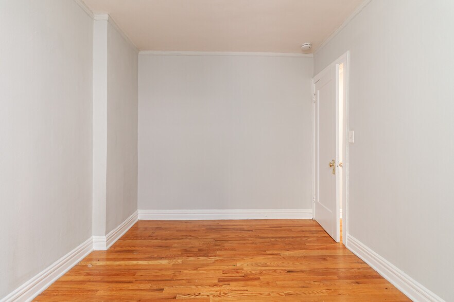 Building Photo - 435 W Roscoe St