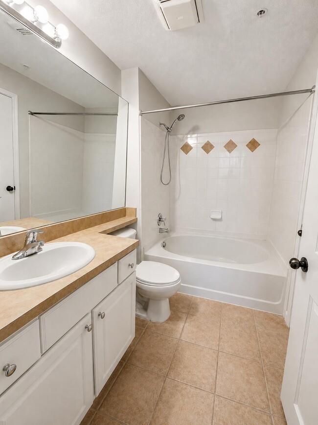 Building Photo - 2210 Myrtlewood Cir E