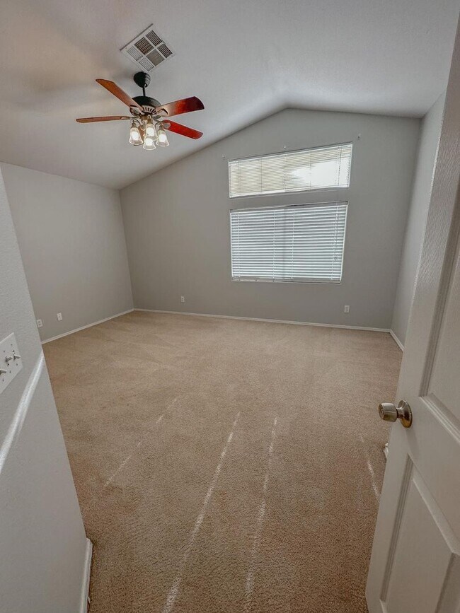 Building Photo - Spacious 3 Bedroom, 2.5 Bath Home with No ...