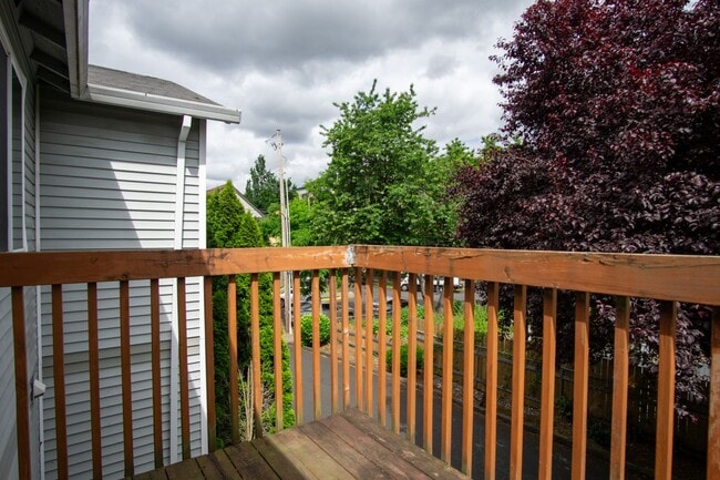 Building Photo - Top-Floor 1 Bdr w/ Private Balcony w/ FREE RENT Ready Now!