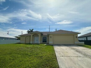 Building Photo - Great Location! 3 Bed, 2 Bath with Screened Lanai & More