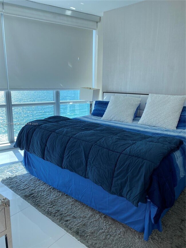 Building Photo - 17121 Collins Ave