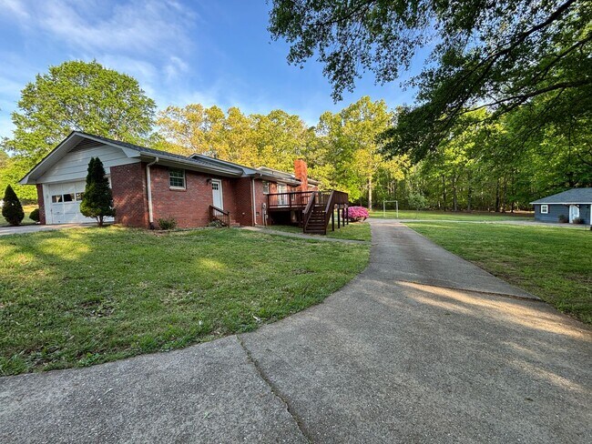 Building Photo - Space, Privacy & Flexibility – All in One Stunning Property