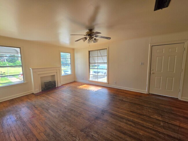 Building Photo - 4022 Golf Links Blvd