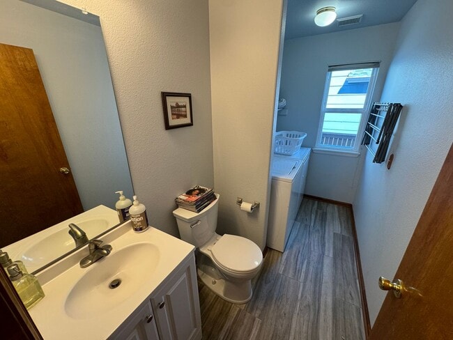 Building Photo - Wonderful Highlands Ranch Location!