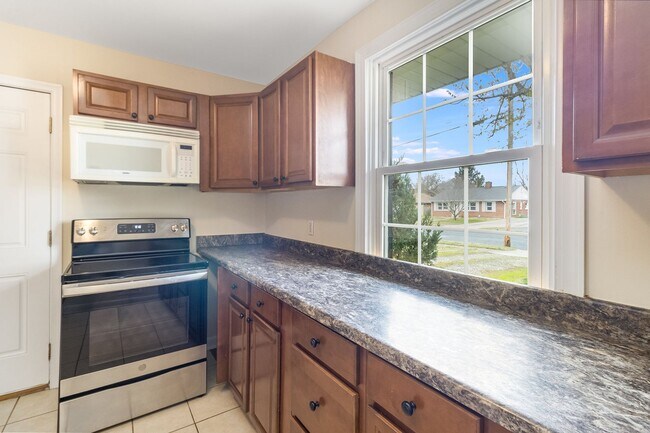 Building Photo - CITY OF FREDERICKSBURG 3 BEDROOM HOME FOR RENT