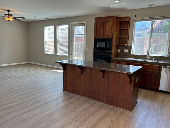 Building Photo - Beautiful 5 Bedroom, 3 Bath Brentwood Home / Downstairs Bedroom and Bath